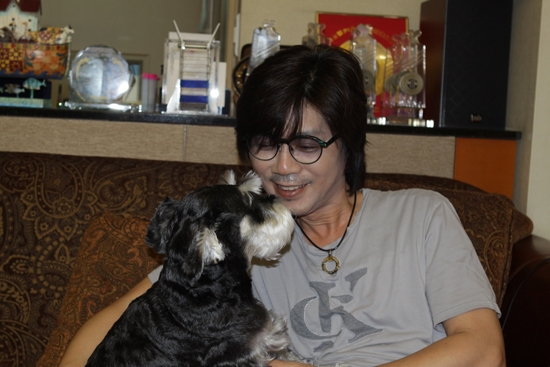 짚시여인의 이치현씨, 애견과 함께 인터뷰