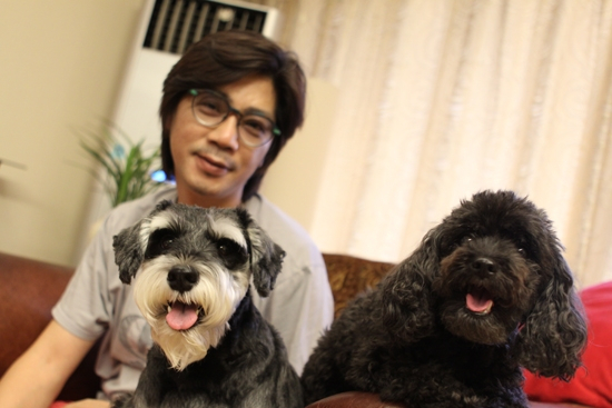 짚시여인의 이치현씨, 애견과 함께 인터뷰