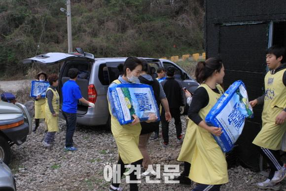 가수 이효리, 제주도에서도 유기견 사랑 가득..