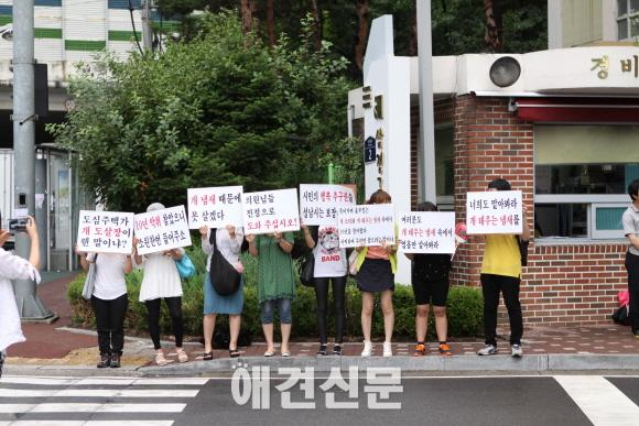 성남시 모란시장 주변, 불법 도축장 앞에서 시위와 서명운동..