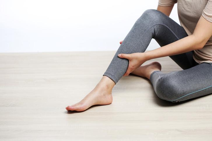 다리 붓기가 빠지지 않는다면? '하지정맥류초기증상' 의심해야...원인 알아보자