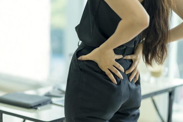 물건 들다가 '헉'…평생 동안 약 80%의 사람이 경험하는 요통이란?