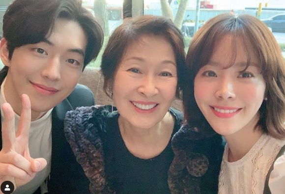 '눈이 부시게' 한지민, 상대역 남주혁에 대한 생각이...'나이차 느껴지지 않는 완벽 비주얼'