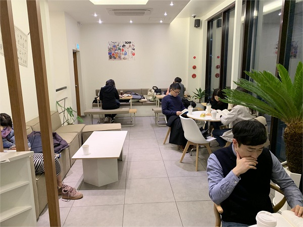 잠시 쉬어가세요.책 속에서 힙한 사람들의 취미 묵독파티 어때요?