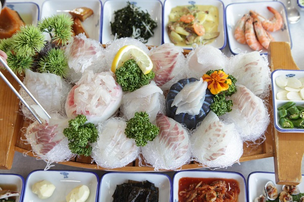 통영 맛집 '천지연횟집' 넓은 통창 유리로 바다와 함께 신선한 해산물 즐길 수 있어