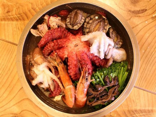 군자맛집 '기와집 한방능이버섯백숙', 한방요리와 진한 육수로 끓인 해천탕 선보여