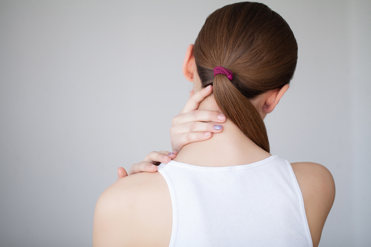 목이 계속해서 뻐근하다면, '일자목' 증상이라고?…일자목 자가진다법과 스트레칭법을 알아보자