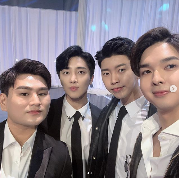 '미스터트롯' 황윤성, 뽕다발 F4 올블랙 패션 공개? 배우 뺨치는 외모 자랑해..