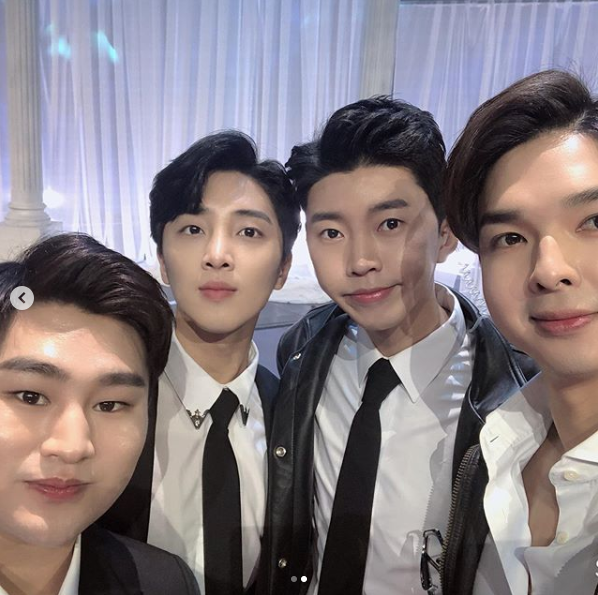 '미스터트롯' 황윤성, 뽕다발 F4 올블랙 패션 공개? 배우 뺨치는 외모 자랑해..