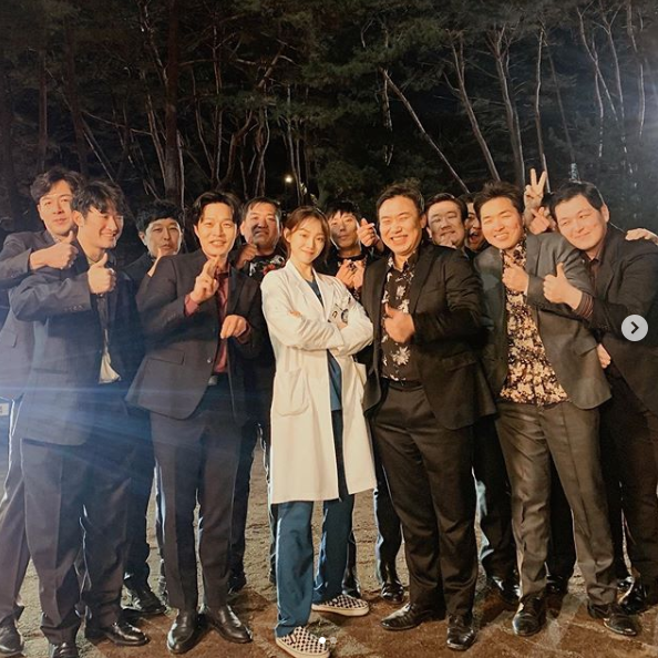 '낭만닥터2' 이성경, 홍일점 모습에 동료 소주연 댓글 반응 '폭소'