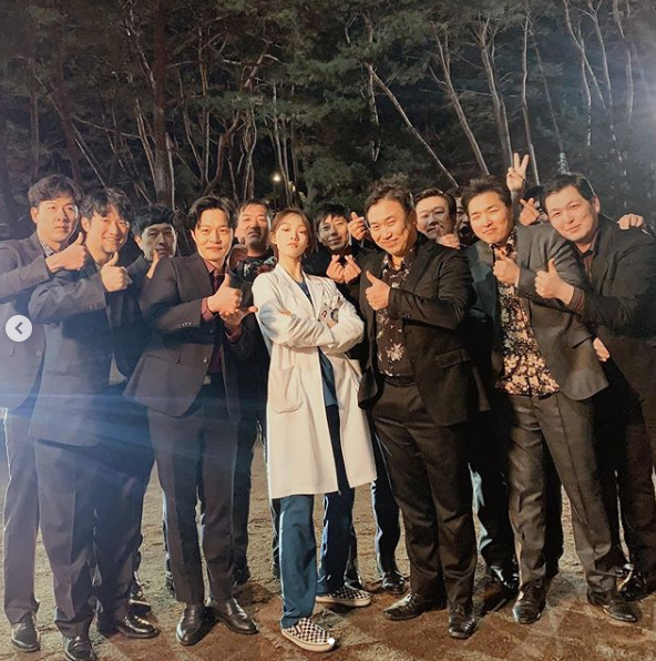 '낭만닥터2' 이성경, 홍일점 모습에 동료 소주연 댓글 반응 '폭소'