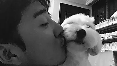 윤계상, 반려견에 격한 뽀뽀 공세 "싫어?"
