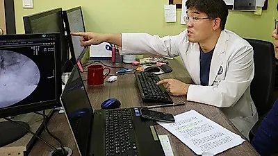 어깨 통증 및 팔 저림, 목디스크 가능성 높아