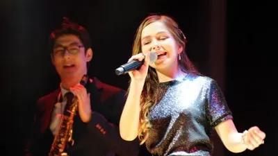 코니 탤벗, 유기동물 사료지원 자선 콘서트 출연