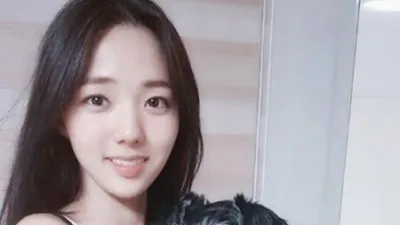 채수빈, 뾰로통한 반려견 안고 청순 미모 발산
