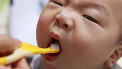 [미용TIP] 누런이 왜 생길까?… 셀프 치아미백 하기 전  알야아 할 것들