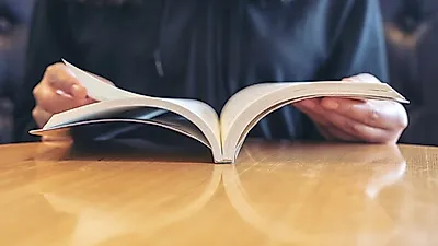 [생활아이디어]   책에 흥미 잃은 아이,   '독서 습관' 어떻게 기를까?…가장 좋은 독서 자세까지 살펴보자