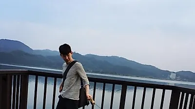 사진 찍자는 조권과 버티고 있는 반려견 "사진좀 찍자"