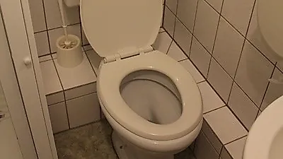 변기 안 내려 갈 때  당황은 금물…  간단한 방법으로  변기 뚫는 방법