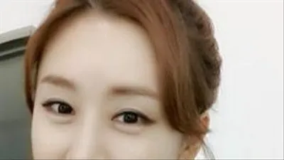 김건모 호감 한영, 쇄골 드러낸 채 환한 미소...깊게 파인 의상 매혹적