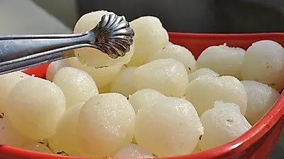 인도의 전통 디저트 '라스굴라'...치즈와 설탕이 섞인 맛