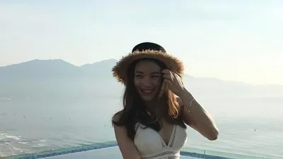 '부끄러운 듯 매끈함'...김희경, 푸른 바다를 배경으로