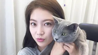공승연, 닮은 꼴 고양이 안은 채 '입술 쪽'