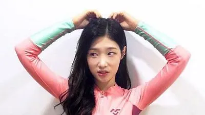 인생술집 정채연, '잘록허리 남다른 S라인...몸매 확연히 드러낸 래쉬가드'