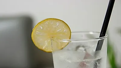 '음료 간절한데 설탕 부담스럽다면'  당분 많은 콜라나 사이다 대신 마시는  '탄산수'의 효능과 부작용은?