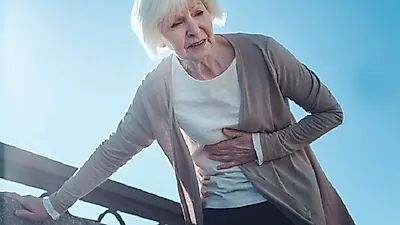 가운데 가슴 통증의 원인과 증상...심장마비일 가능성 있어