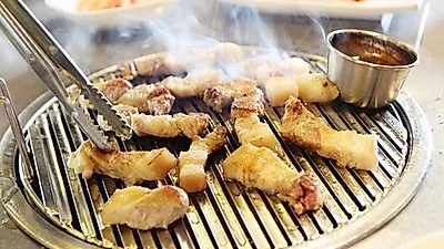 청명한 서귀포 산방산 흑돼지 맛집 '돈솔', 양념갈비와 흑돼지 제공