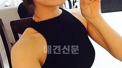 '청순섹시' 한그루, 쇄골 드러난 블랙원피스...깜찍한 브이셀카