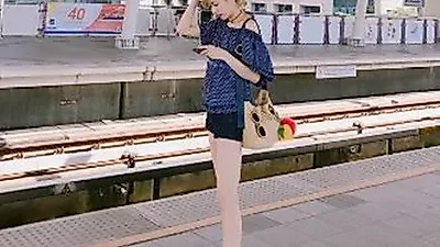정소민, "지상철? 응?"...초미니 입고 인형 각선미 과시한 인증샷 보니