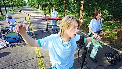hrtz.wav, una presentación en vivo de 'ALIVE' resonando en un estudio al aire libre