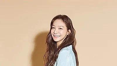 배우 신소율, 서울패션위크 방문해 자리 빛내