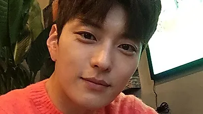 [스타☆톡] '남자친구' 송혜교 서브남 장승조, 알고보니 유부남에 아들까지.. '아이돌' 아내 누구?