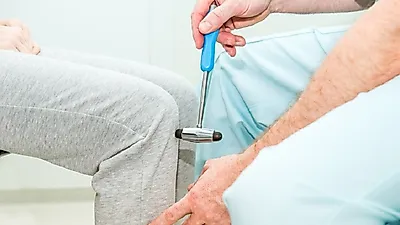 스티븐 호킹이 걸렸던 루게릭병 초기증상...파킨슨 병과 구분 어려워