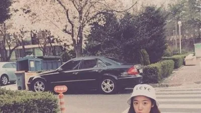 에이핑크 김남주, 강아지와 꽃구경 인증샷..."사랑둥이"