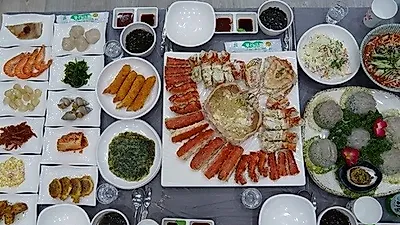 속초 대게 맛집 '동명항대게마을', 속초 앞바다의 대게 맛보러 관광객 집중