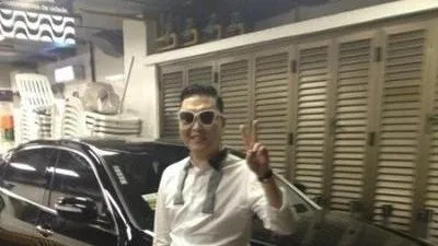 타이틀곡은 뉴페이스 싸이, '방탄차 첫 경험...8부 바지에 독특 안경 쓰고 해맑'