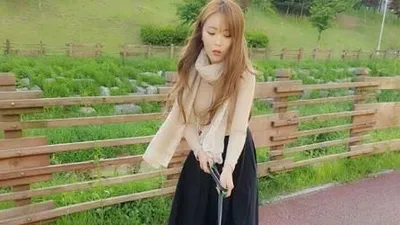 홍진영 반려견과 평화로운 산책길