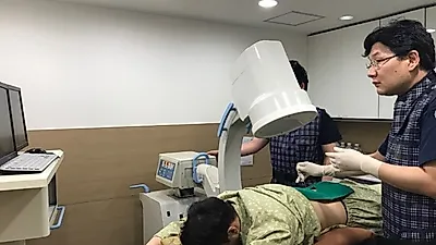 척추질환에 쓰이는 비수술적 치료. 신경차단술
