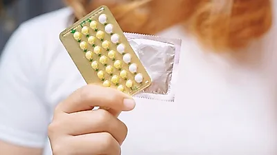 휴가철 맞아 관심 늘어난 피임약 복용법…피임약으로 생리 미루는 방법과 경구 피임약 부작용까지