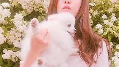 한채아, 하얀 꽃 속에서 반려견 순심이와 행복한 나날