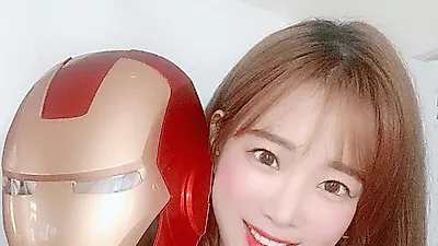 김한나 치어리더도 한다? '아이언맨 LED 마스크' 인증샷