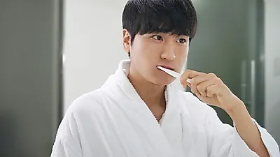 [미용정보] 누런이 어떻게 생기나 했더니… 셀프 치아미백 하기 전  알야아 할 것들