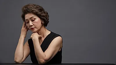 50대 여성은 흔히 겪을 수 있다는 여성 갱년기 증상, 두통 · 열감 · 불면증 등 다양한 갱년기 증상과 그에 맞는 치료법은?