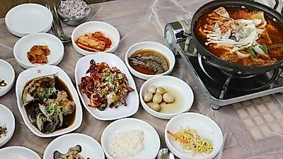 안면도 가볼만한곳, 튤립축제와 게국지 맛집 등 알찬여행 코스 '꽃지꽃게집'