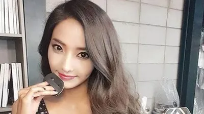 한채영, '진한 메이크업 보다 더 눈에 띄는 아찔 바디라인...깊게 파인 드레스 자태'