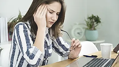 [건강정보]  머리가 눌리는 것 같을때…  두통 증상 방치하면 뇌질환 이어져,  없애는 법 알아보자  두통 극복하는 TIP